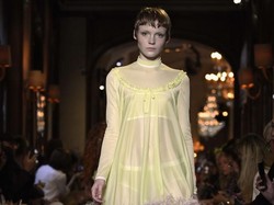 Dramatis, Model Potong Rambut Sepinggang Jadi Cepak di Fashion Show Miu Miu