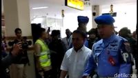 Penampakan Gubernur Aceh Diterbangkan ke KPK