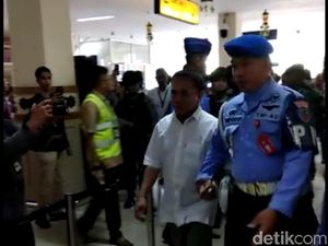 Penampakan Gubernur Aceh Diterbangkan ke KPK Penampakan Gubernur Aceh Diterbangkan ke KPK