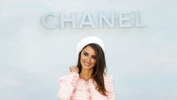 Sah! Penelope Cruz Dipinang Chanel Jadi Brand Ambassador di Usia 44