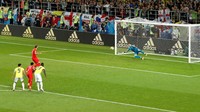 Inggris mendapat hadiah penalti di menit ke-52 setelah wasit Mark Geige menganggap Carlos Sanchez melanggar Harry Kane. Sempat ada perdebatan, namun wasit tetap pada keputusan. Kane menjalankan tugas dengan baik untuk membawa Inggris memipin 1-0.(Foto: Christian Hartmann/Reuters)