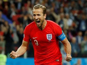 Harry Kane Bangga Pakai Mobil Buatan Negeri Sendiri Harry Kane Bangga Pakai Mobil Buatan Negeri Sendiri