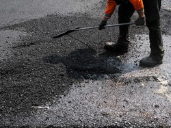 380.000 Km Jalan Kabupaten Bisa Pakai Aspal Campur Karet