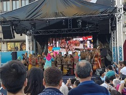Musik Angklung Mengalun di Taksim Square Istanbul, Penonton Kagum