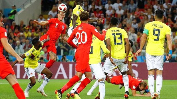 Pelanggaran Carlos Sanchez terhadap Harry Kane.