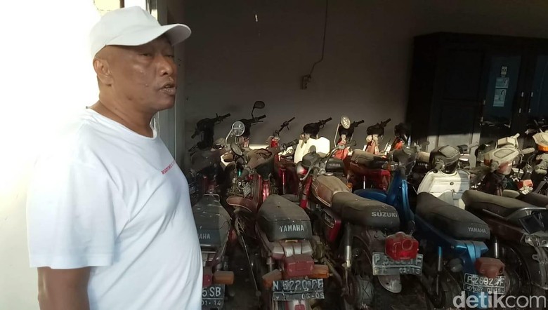 Raja Sengon ketika menunjukkan koleksi motor tuanya. Foto: Ardian Fanani