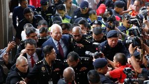Foto: Senyum Najib Saat Akan Didakwa Terkait Skandal 1MDB