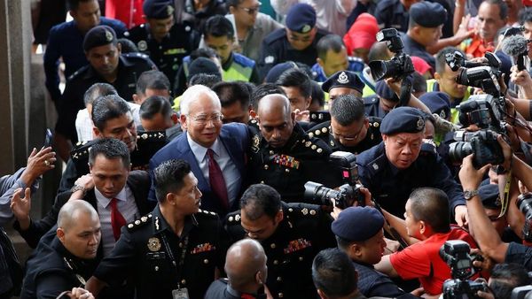 Foto: Senyum Najib Saat Akan Didakwa Terkait Skandal 1MDB