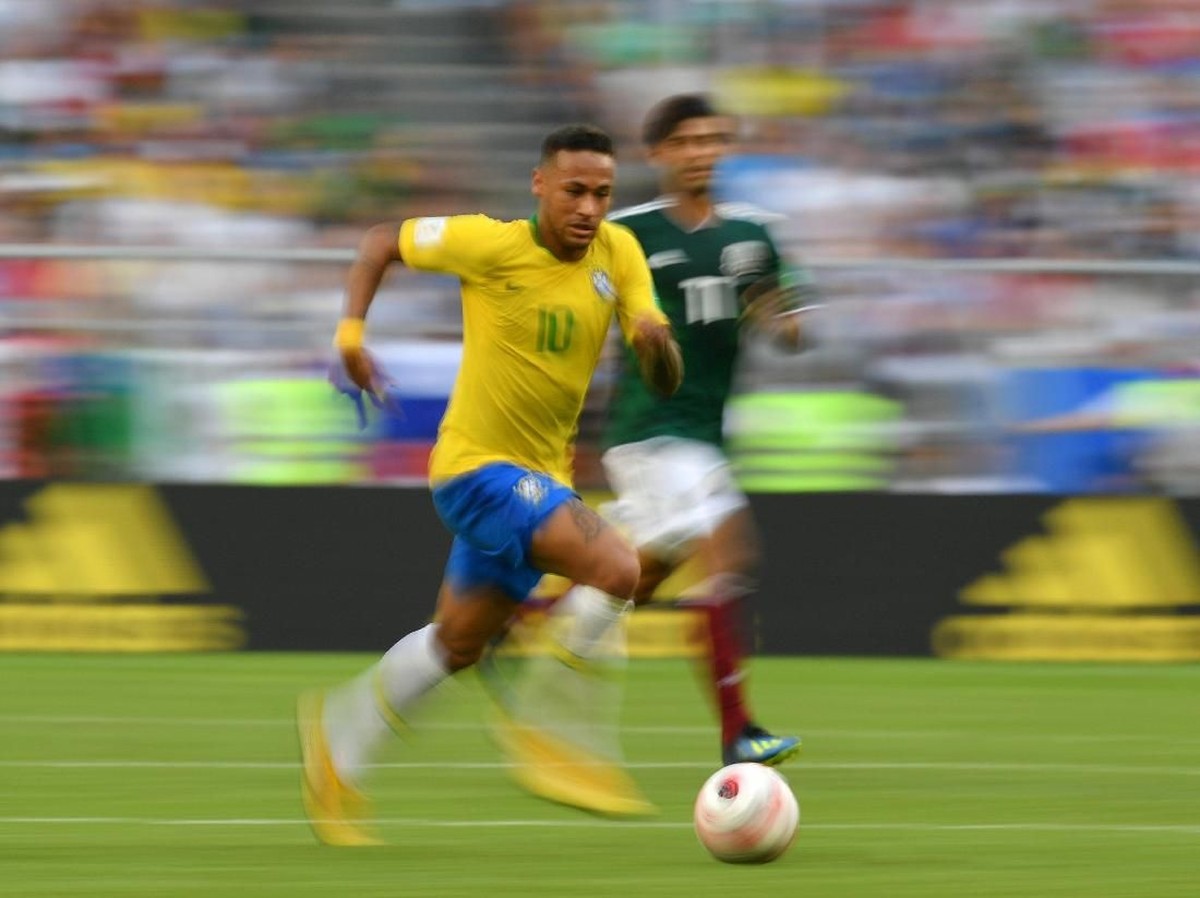 Aksi Neymar saat Brasil menyingkirkan Meksiko. (Foto: Dan Mullan/Getty Images)