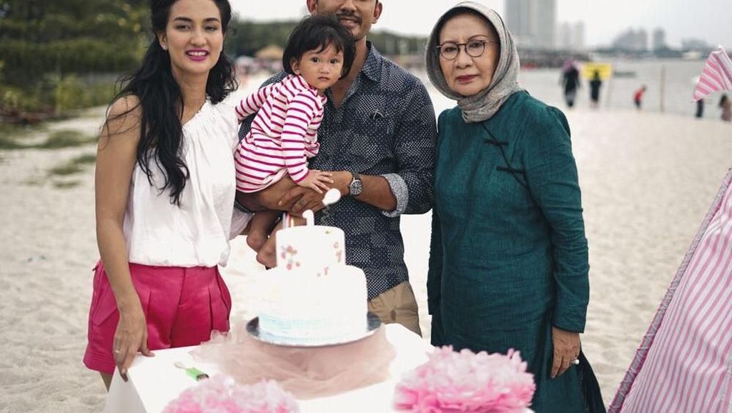 Bersama Keluarga, Ratna Sarumpaet Cicip Makanan Jepang Hingga Kopi Bersama Keluarga, Ratna Sarumpaet Cicip Makanan Jepang Hingga Kopi