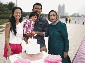 Bersama Keluarga, Ratna Sarumpaet Cicip Makanan Jepang Hingga Kopi