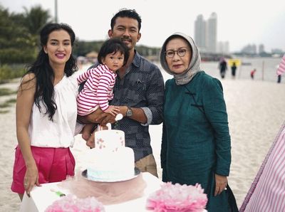 Bersama Keluarga, Ratna Sarumpaet Cicip Makanan Jepang Hingga Kopi