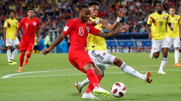 Raheem Sterling mendapat pengawalan ketat dari Yerry Mina hampir selama babak pertama.