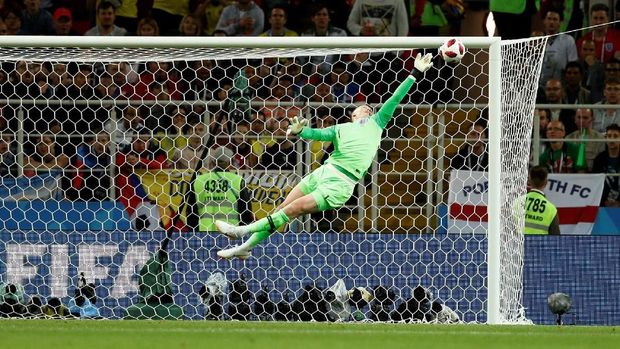 Pickford melakukan penyelamatan dalam pertandingan melawan Kolombia.