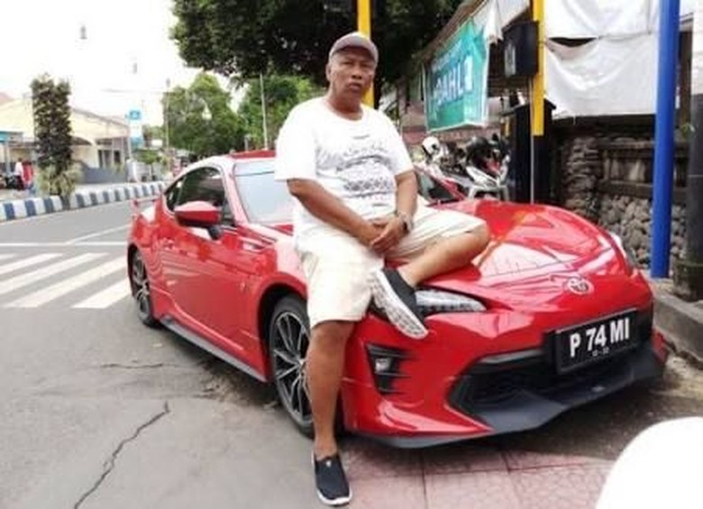 Raja Sengon dan kendaraan beroda empat sport Toyota 86. Foto: Istimewa