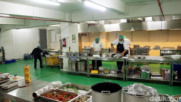 Aksi Para Koki Racik Makanan untuk Atlet Asian Para Games