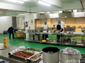 Aksi Para Koki Racik Makanan untuk Atlet Asian Para Games