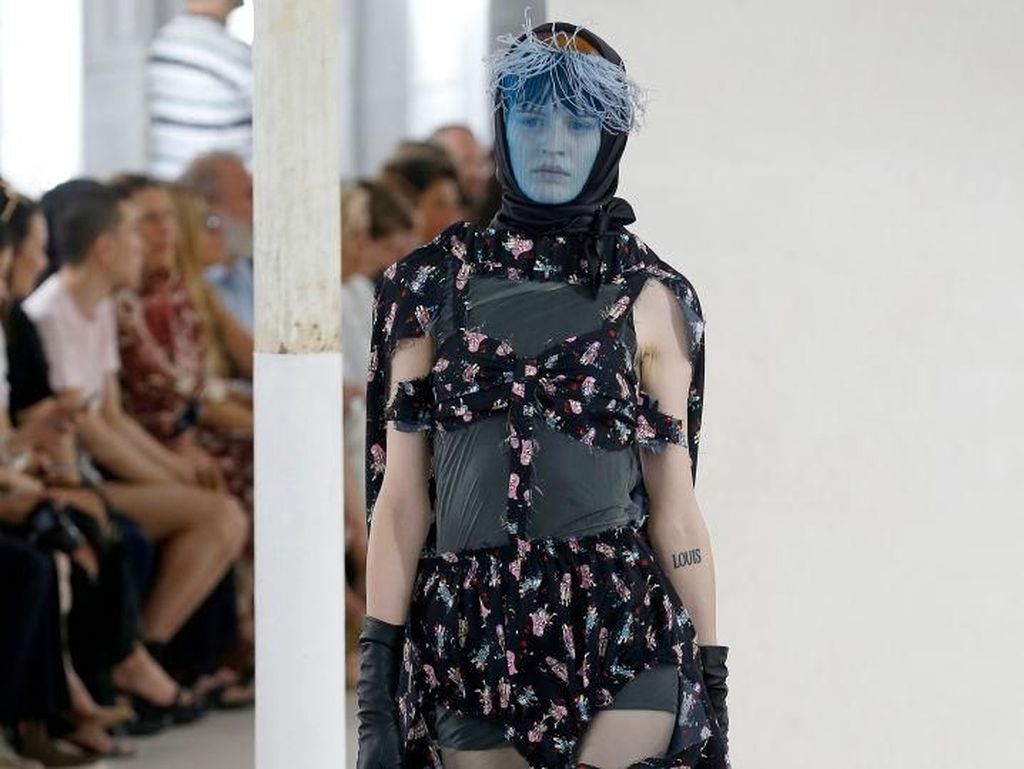 Unik, Model Berkaki Gadget Warnai Catwalk Paris Fashion Week Unik, Model Berkaki Gadget Warnai Catwalk Paris Fashion Week