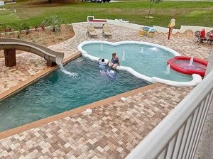 Biola Sampai Es Krim, Aneka Bentuk Kolam Renang Paling Ajaib