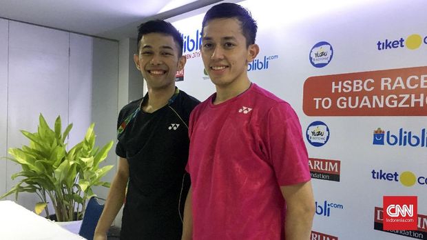 Fajar Alfian (kiri) mengakui kehebatan Kevin Sanjaya.