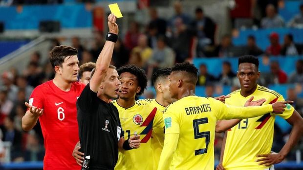 Pemain-pemain Kolombia melakukan pelanggaran di dekat kotak penalti.