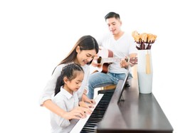Manfaat Belajar Main Piano untuk Kemampuan Berbahasa Anak