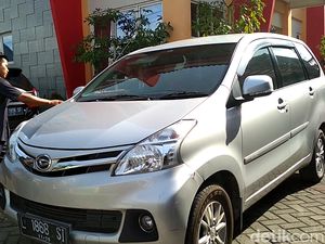 KPK Amankan Satu Koper Silver dari Kantor yang Digeledah di Blitar KPK Amankan Satu Koper Silver dari Kantor yang Digeledah di Blitar
