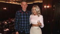 Kekasih kiper Jordan Pickford, Megan Davison (tengah), menyaksikan langsung pertandingan Inggris melawan Swedia di Samara Arena. (Foto: Instagram Megan Davison)
