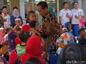 Jokowi Gendong Balita, Presiden Bank Dunia Bagi-bagi Buku Jokowi Gendong Balita, Presiden Bank Dunia Bagi-bagi Buku