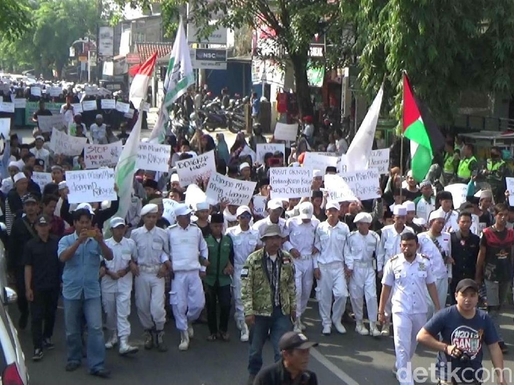 Dikawal Pasukan Putih, Ribuan Massa Geruduk Panwaslu Purwakarta Dikawal Pasukan Putih, Ribuan Massa Geruduk Panwaslu Purwakarta