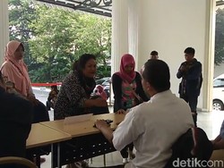 Mengadu di Balai Kota, Ibu-ibu Protes Soal PPDB DKI