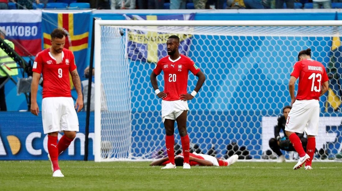 Para pemain Swiss kecewa berat setelah dikalahkan Swedia di babak 16 besar Piala Dunia 2018 (Foto: Max Rossi/Reuters)