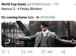Gaya fans Inggris nih sekarang. Mereka beranggapan Inggris bakal memulangkan trofi Piala Dunia 2018 ke negara yang menemukan sepakbola. Its Coming Home! (Foto: Twitter @FIFAWCGoals)