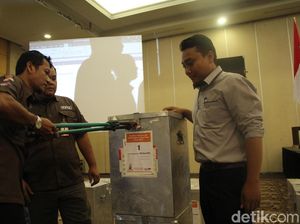 Kotak Suara Pilgub Jatim di Tulungagung Dibuka Paksa Kotak Suara Pilgub Jatim di Tulungagung Dibuka Paksa
