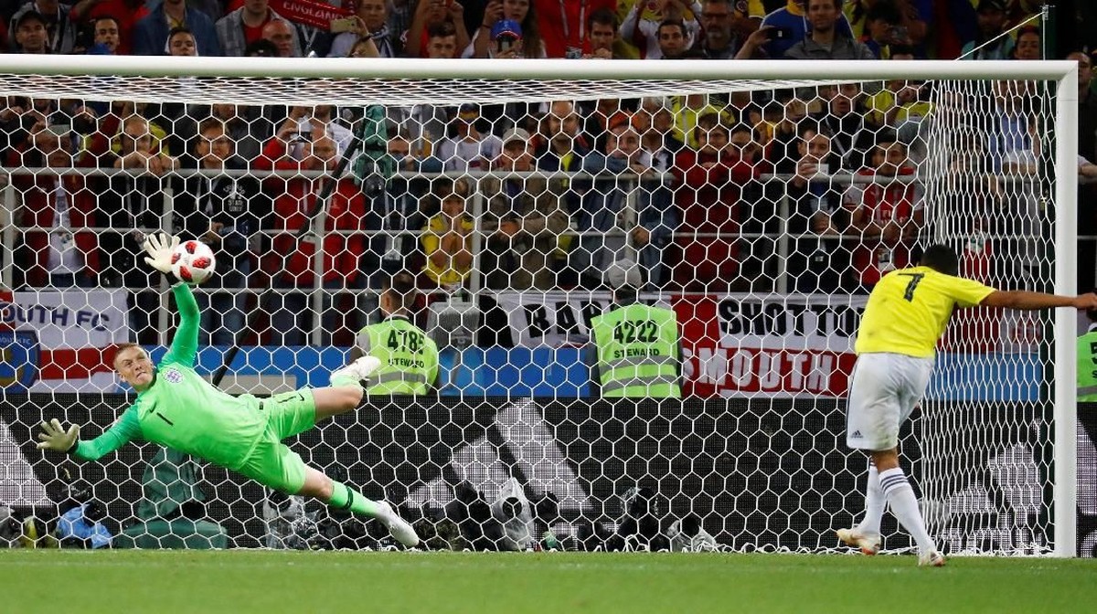 Jordan Pickford mementahkan eksekusi Carlos Bacca dalam adu penalti (Foto: Kai Pfaffenbach/Reuters)