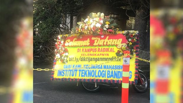 Kunjungi ITB, Menteri Nasir Disambut Papan Bunga 'Radikal'