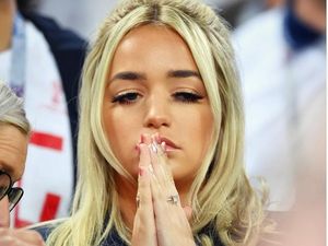 Ekspresi Tegang Pacar Kiper Penyelamat Inggris di Detik-detik Adu Penalti Ekspresi Tegang Pacar Kiper Penyelamat Inggris di Detik-detik Adu Penalti