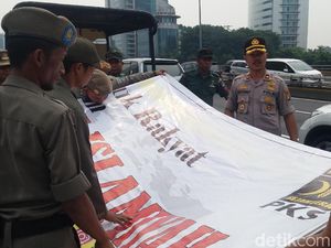 Polisi-Satpol PP Cabut Spanduk PKS-Khilafah Islamiyah di Slipi Polisi-Satpol PP Cabut Spanduk PKS-Khilafah Islamiyah di Slipi