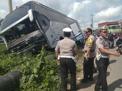 Foto: Kecelakaan Bus Tewaskan 7 Orang di Sumsel