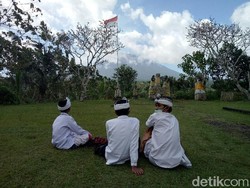Hari Ini Gunung Agung Tiga Kali Erupsi, PVMBG: Status Siaga 3