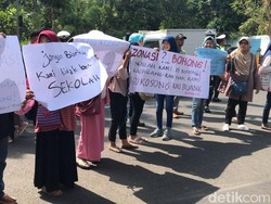 Tuntut Transparan Pagu SMA/SMK, Puluhan Wali Murid Datangi Diknas
