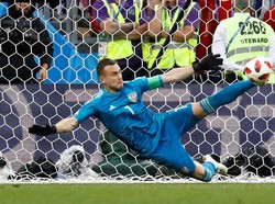 Igor Akinfeev menjadi pemain terbaik Rusia ketika menyingkirkan Spanyol di 16 besar. Akinfeev sejauh ini sudah melakukan 17 penyelamatan di Piala Dunia 2018, terbanyak di antara kiper tim tersisa, dengan persentase penyelamatan 73,7%. (Foto: Kai Pfaffenbach/Reuters)