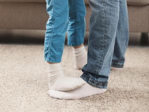 Kisah Menyentuh Polisi yang Menari dengan Gadis Berkursi Roda