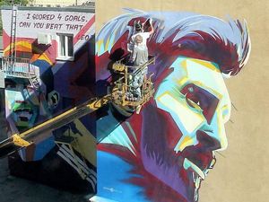 Mural Messi vs Ronaldo, Mana yang Lebih Oke?