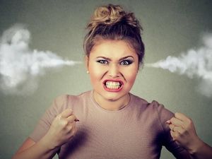 Tak Puas Dengan Makanannya, Wanita Ini Gigit Telinga Pemilik Restoran