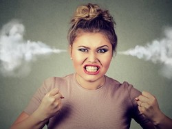 Tak Puas Dengan Makanannya, Wanita Ini Gigit Telinga Pemilik Restoran