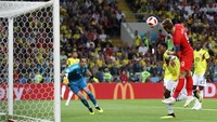 Umpan silang Kieran Trippier dari sisi kanan disambut dengan sundulan Harry Kane, namun bola masih melambung tipis di atas mistar gawang. Skor 0-0 bertahan hingga turun minum. (Foto: Carl Recine/Reuters)