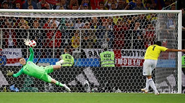 Jordan Pickford tampil brilian saat membendung tembakan Carlos Bacca.