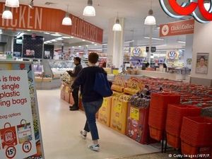 Tidak Dapat Kantong Plastik Gratis, Pembeli di Australia Mengamuk