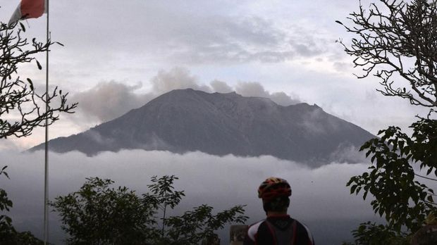 Warga mengamati asap yang mengepul dari kawah Gunung Agung di Pos Pemantauan Gunungapi Agung, Rendang, Karangasem, Bali, Selasa (3/7). Pusat Vulkanologi dan Mitigasi Bencana Geologi (PVMBG) mencatat pada Selasa (3/7) hingga pukul 18.00 WITA, terjadi tiga kali letusan Gunung Agung yang mengeluarkan asap kawah berwarna putih dan kelabu setinggi hingga 2.000 meter. ANTARA FOTO/Fikri Yusuf/aww/18.